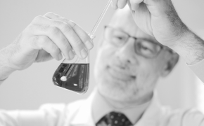 <p>&nbsp;</p>
<p style="line-height: 1.75; text-align: justify;"><span style="font-size: 18px;">故事回溯至Dr. Alexander Mario大学时代，他便对植物生物刺激在皮肤护理中的应用产生了浓厚兴趣。历经多年潜心钻研，Mario博士不仅在权威期刊上发表了超过20篇专业论文，还收获了斐然的科研成就。基于对皮肤成分、结构的深刻理解和自然修复机制的透彻洞察，Mario博士创立了&ldquo;尊重皮肤生态，引领持久美丽&rdquo;的前沿护肤哲学。</span></p>